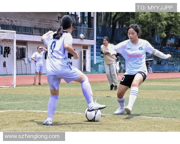 足球球模特的魅力与职业生涯探索如何在绿茵场上展现风采与时尚